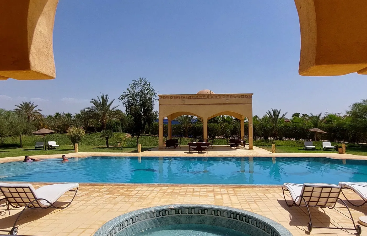 Piscine et margelles en pierre dans un cadre marocain à Marrakech